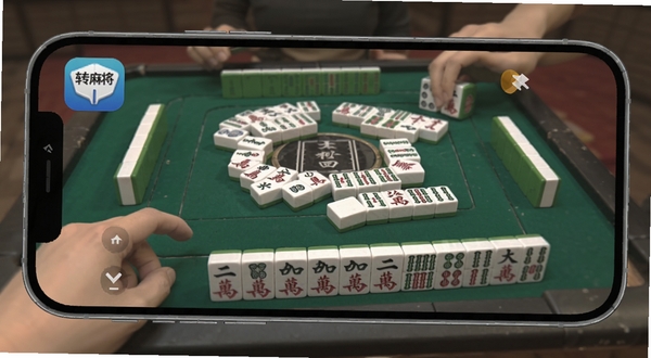 转转麻将随便玩在手机上的流畅运行画面,展示牌桌与手牌细节,背景简洁突出应用图标