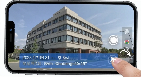 考勤打卡水印相机实时水印叠加功能演示图,画面展示手机拍摄一栋办公楼,照片底部叠加蓝色半透明水印条,显示日期时间与详细地址,画面右侧有手指拖动水印的示意箭头,整体风格写实清晰