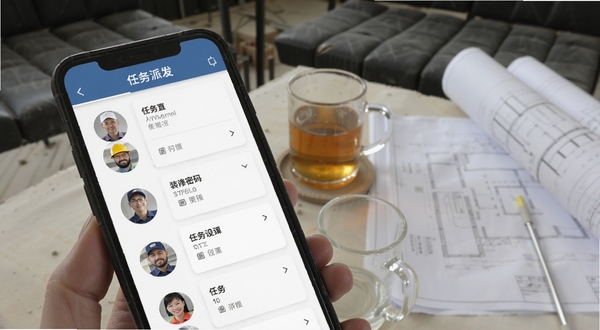 装修密码任务派发界面,手机屏幕显示工人头像列表与任务卡片,背景为施工现场休息区,有茶水杯和图纸,画面自然,体现团队协作场景