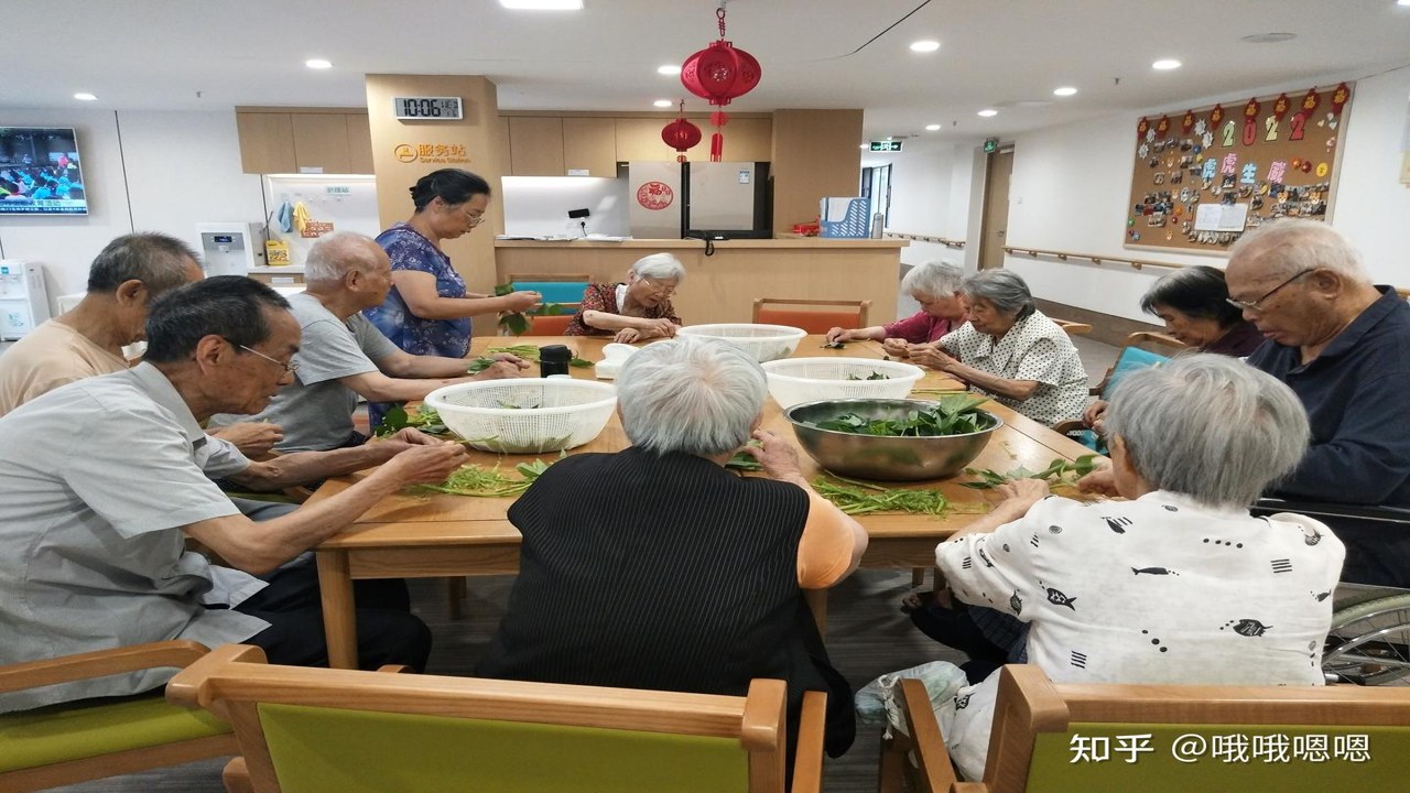 悦年华康养中心 老人日常活动 护理服务场景