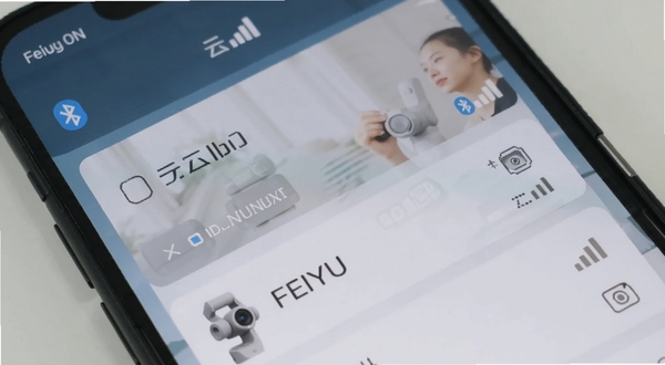 Feiyu ON 设备连接配对界面,手机屏幕显示搜索到的云台设备列表,旁边有蓝牙图标和信号强度指示,背景为浅色简约风格,适配 Boogu 模型生成
