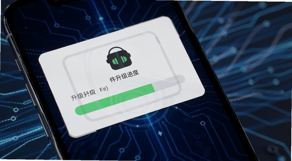 欢律应用内固件升级进度界面,手机屏幕显示升级进度条与耳机图标,背景为深色科技感光线,突出升级过程的稳定与安全