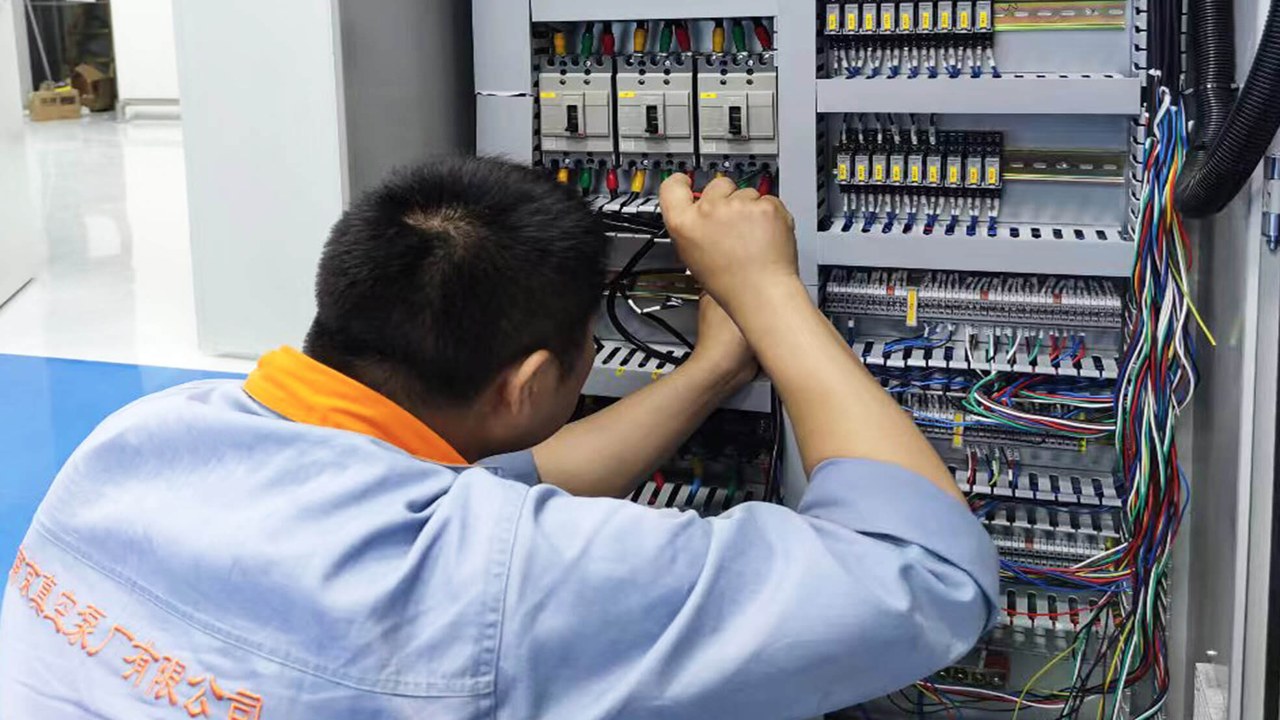 小云维保工程师上门维修设备现场实拍