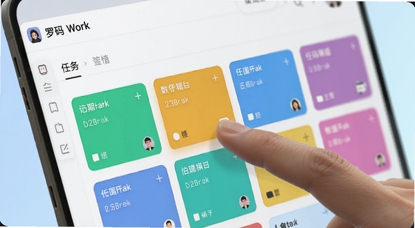 罗码LeWork应用界面特写,展示任务看板中不同颜色的任务卡片整齐排列,手指正在拖动其中一张卡片,背景为柔和的浅蓝色渐变,突出流畅交互与清晰层级,整体风格简洁现代