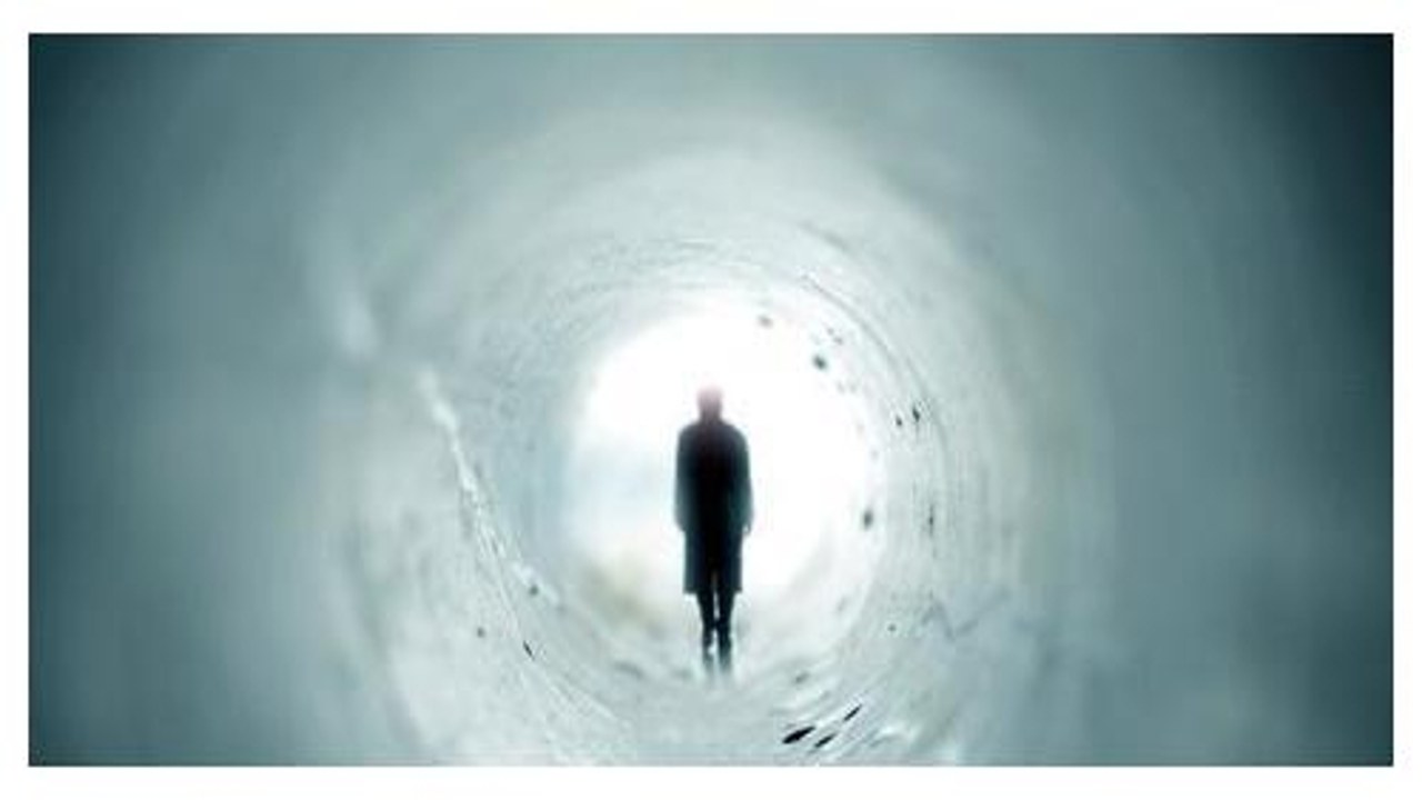 死亡威胁:僵尸战争Dead Ahead Tactics 游戏主界面与战术布局全景图,展示角色站位与僵尸潮方向,体现策略氛围