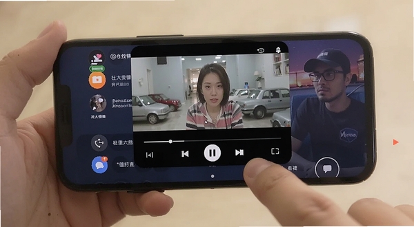 MoboPlayer 悬浮小窗播放 画中画模式 手机多任务 视频悬浮 社交软件界面 便捷操作