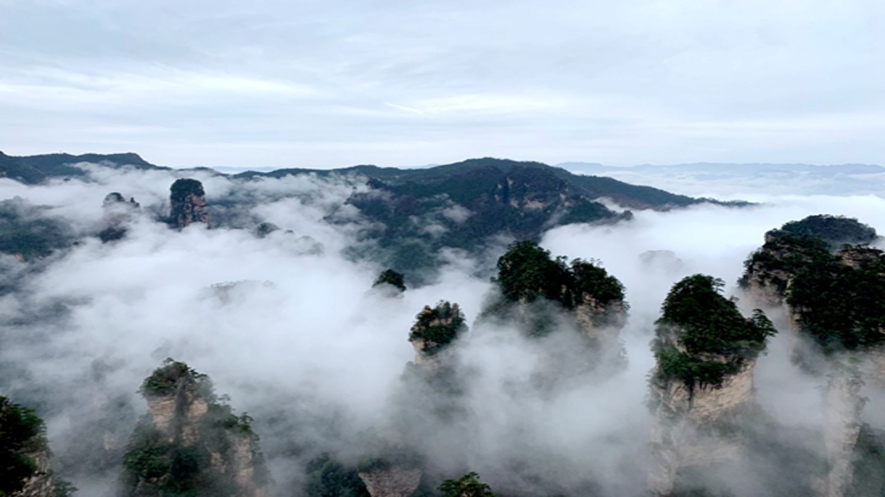 云上黄石全景风景图,展示云雾缭绕的山顶美景,用于文章开头总述配图