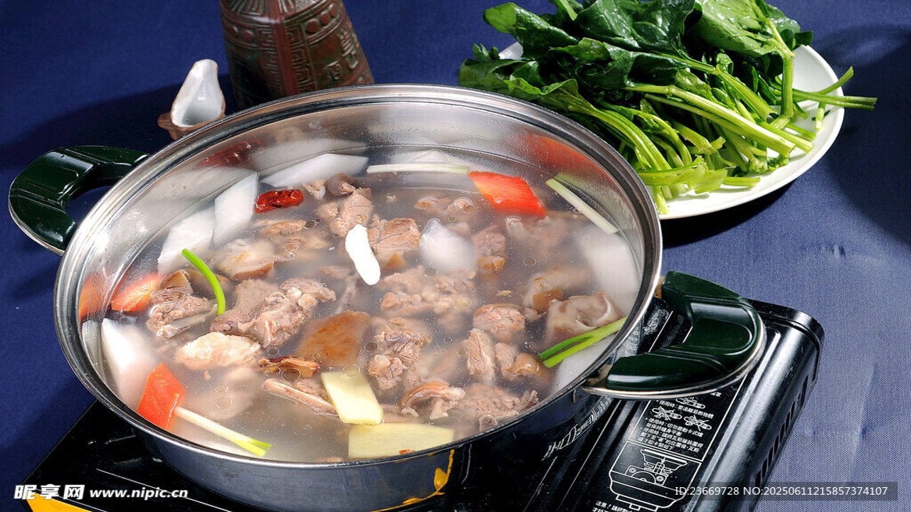 云上黄石特色美食土鸡火锅与藕汤实拍,用于展示当地美食体验