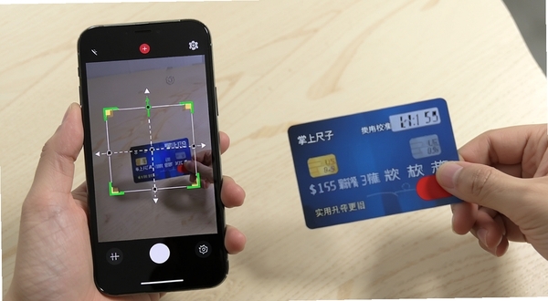 掌上尺子屏幕校准操作示意图,手机显示校准界面与银行卡对齐画面,背景为浅色桌面,画面清晰展示校准步骤,突出实用教程风格