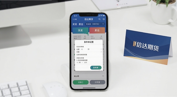 �Ŵ��ڻ�app�����µ����棬��������Ϊ�ֻ���Ļչʾ��������ί����������������õ���������Ϊ���İ�ɫ�칫���棬��Ļ�Ա߷����Ŵ��ڻ�Ʒ�ƿ�Ƭ��������ɾ����䣬����Booguģ������