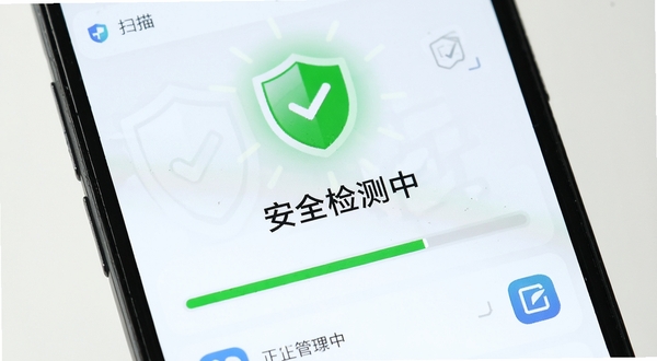 手机管家杀毒病毒查杀功能界面特写,画面中央显示正在扫描手机应用列表的进度条,屏幕上方有绿色盾牌图标闪烁,背景为浅色安全防护主题,突出“安全检测中”文字标识