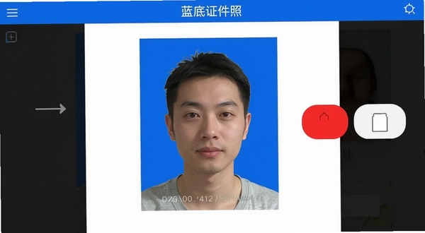 蓝底证件照智能抠图功能演示图,画面展示一张普通生活照被导入软件后,人物被精准抠出并放置于纯蓝色背景上,人物边缘细节清晰,旁边有红底、白底切换按钮,手机界面简洁直观,软件名称蓝底证件照显示在屏幕顶部