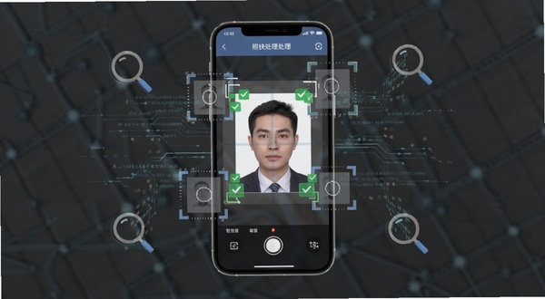 照片审核处理工具智能检测引擎工作示意图,画面中央是一部手机屏幕显示照片审核处理工具正在扫描一张证件照,屏幕上浮现出多个矩形识别框和绿色对勾标记,背景为深灰色科技感网格,周围有数据流线条和放大镜图标,突出智能分析氛围,适配Boogu模型生成