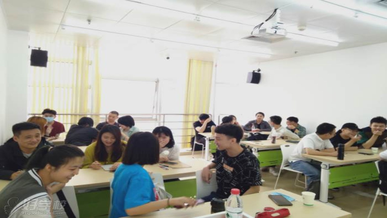新东方考研冲刺班上课实拍及学员学习场景