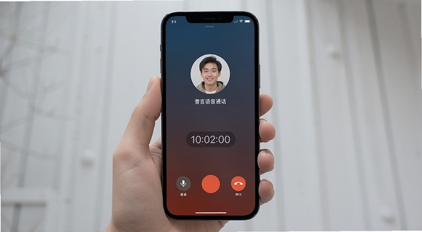 普言语音通话界面,手机屏幕显示通话中的联系人头像与通话时长计时器,背景为深色渐变,底部有免提和挂断按钮,界面简洁直观,体现社交聊天软件的实时通话功能