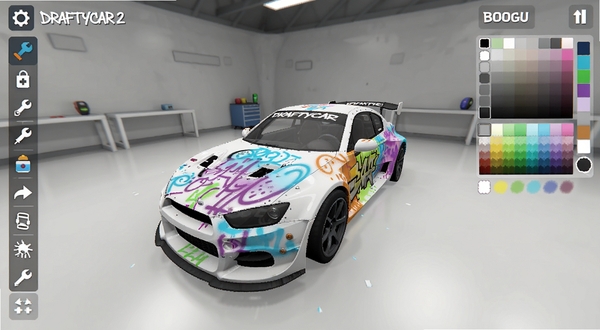 DRAFTYCAR 2 游戏内涂鸦编辑器界面,展示一辆白色赛车正在被喷涂彩色图案,屏幕左侧是工具栏,右侧是颜色选择器,画面明亮清晰,主体赛车位于画面中心,背景为简洁的灰色工作间,适配Boogu模型生成
