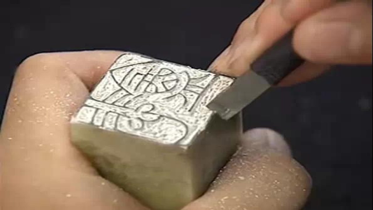 汉小印篆刻师手工雕刻过程 细节特写