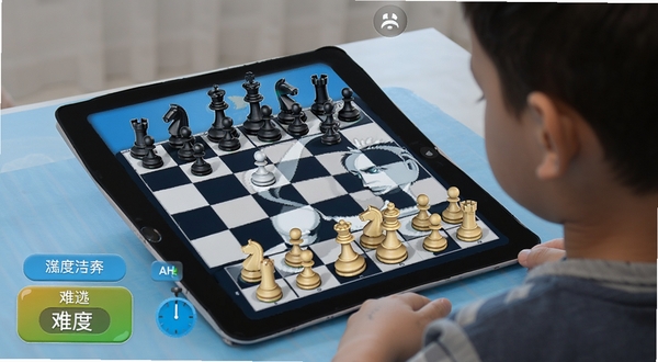 少儿国际象棋教学合集人机对弈界面预览图,画面展示一个小朋友坐在平板电脑前与虚拟棋手对弈,棋盘上棋子立体感强,界面有难度选择按钮和计时器