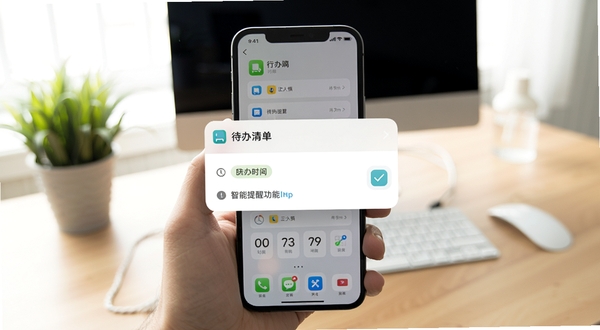 待办清单app智能提醒功能界面,手机屏幕上弹出提醒通知,背景为办公桌面场景,任务卡片上显示时间标签和勾选按钮,画面明亮干净