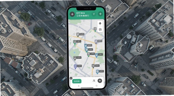 定位实时查公交软件展示附近站点自动识别功能,手机屏幕显示地图上多个公交站点图标与距离标注,背景为城市街区俯视图,画面风格简洁现代