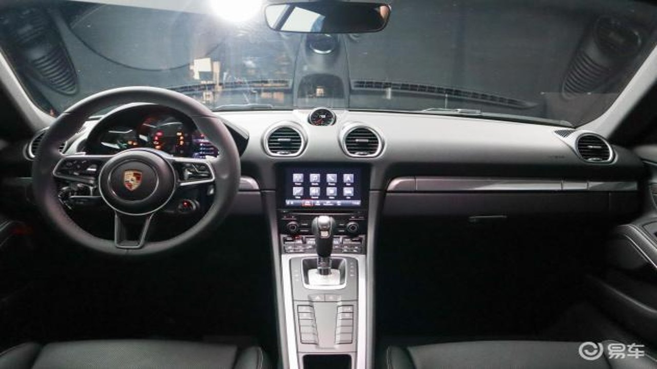 保时捷Porsche 718与卡宴实车对比及内饰细节