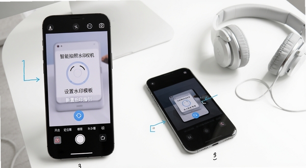 智能拍照水印相机新手操作指引图,画面展示手机屏幕中分步骤演示如何开启定位权限和设置水印模板,背景为简洁的白色桌面,桌面上放置着一部手机和一副耳机,整体风格干净清爽