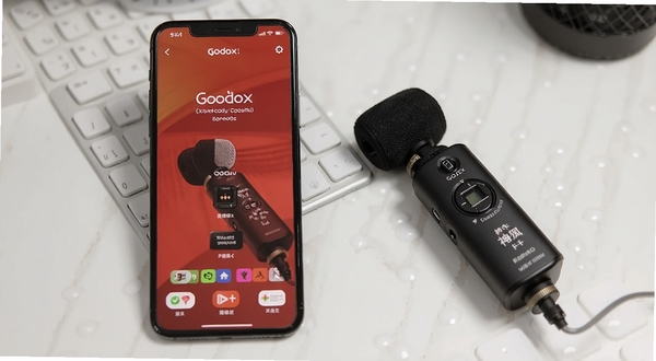 Godox Mic 安卓手机连接神牛无线麦克风的操作步骤示意图,画面展示手机屏幕与麦克风设备并排,背景为简洁桌面,适配Boogu模型生成