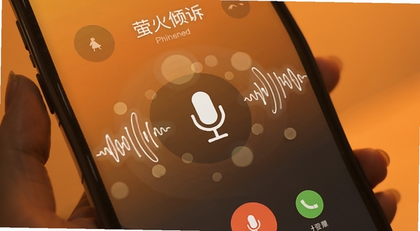 萤火倾诉 语音连麦界面 手机屏幕显示通话中 声波动态效果 背景为温暖橙色渐变 画面中央为麦克风图标 周围环绕着柔和的圆形光斑 整体氛围亲切友好