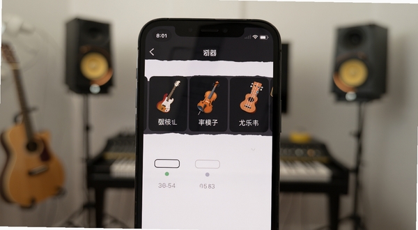 乐器调音器多乐器模式选择界面,画面展示手机屏幕中吉他、小提琴、尤克里里图标排列,背景为柔和音乐工作室环境,主体清晰,风格现代简约