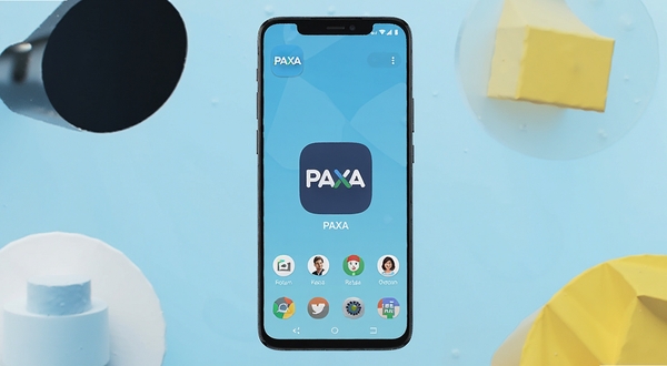 一张展示PAXA应用在安卓手机主界面上的清晰截图,手机屏幕居中,背景为浅蓝色渐变,周围环绕简约几何图形,突出PAXA图标和界面清爽感,适配Boogu模型生成