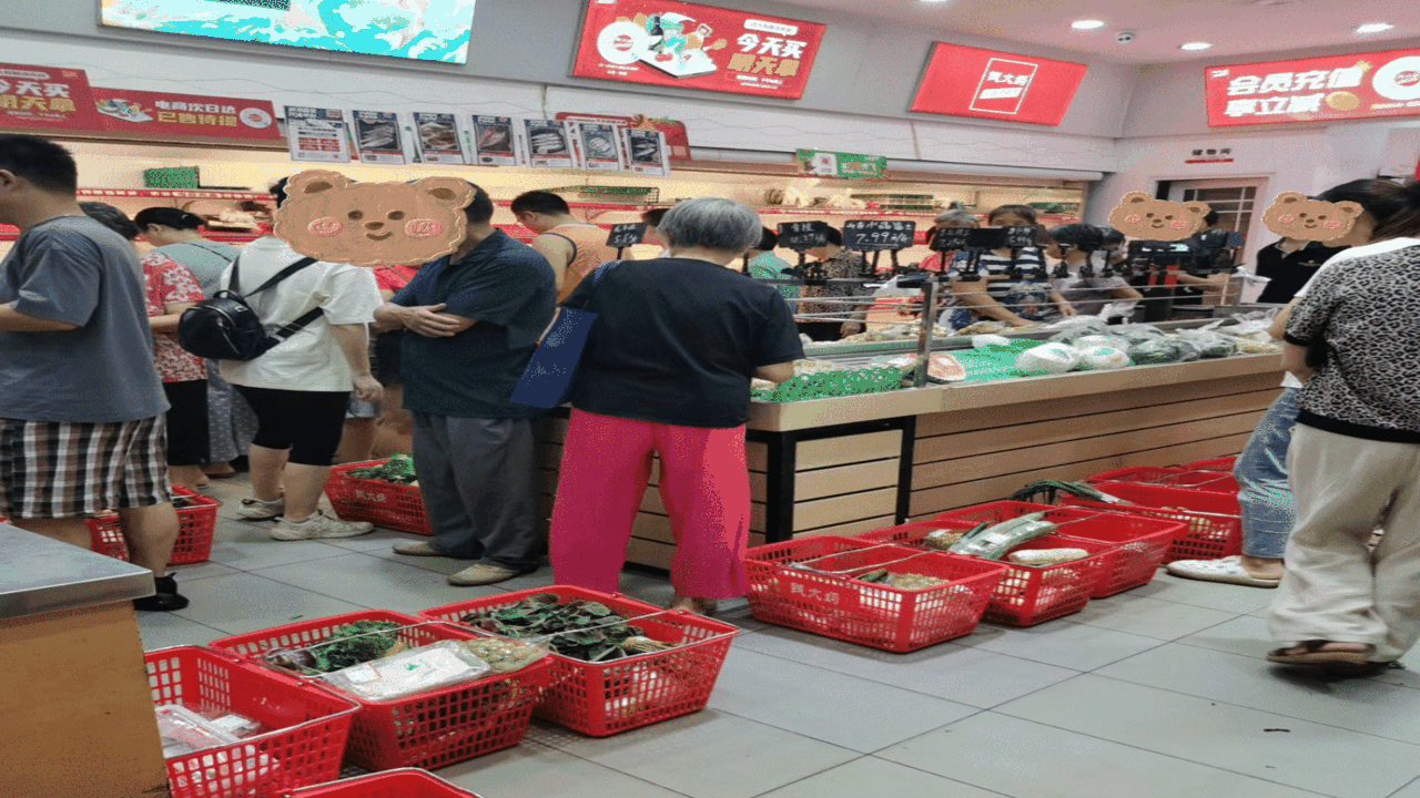 钱大妈门店晚间打折清货现场及顾客排队选购图
