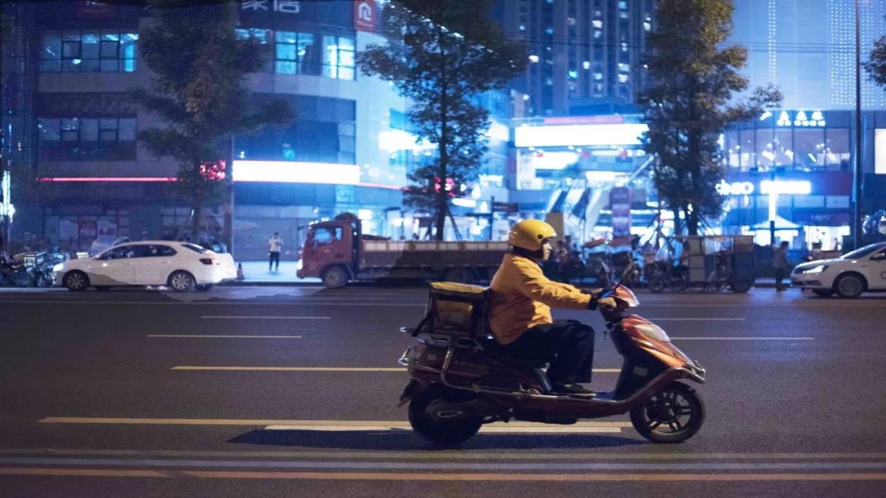 懒时便利深夜外卖配送员送餐场景实拍