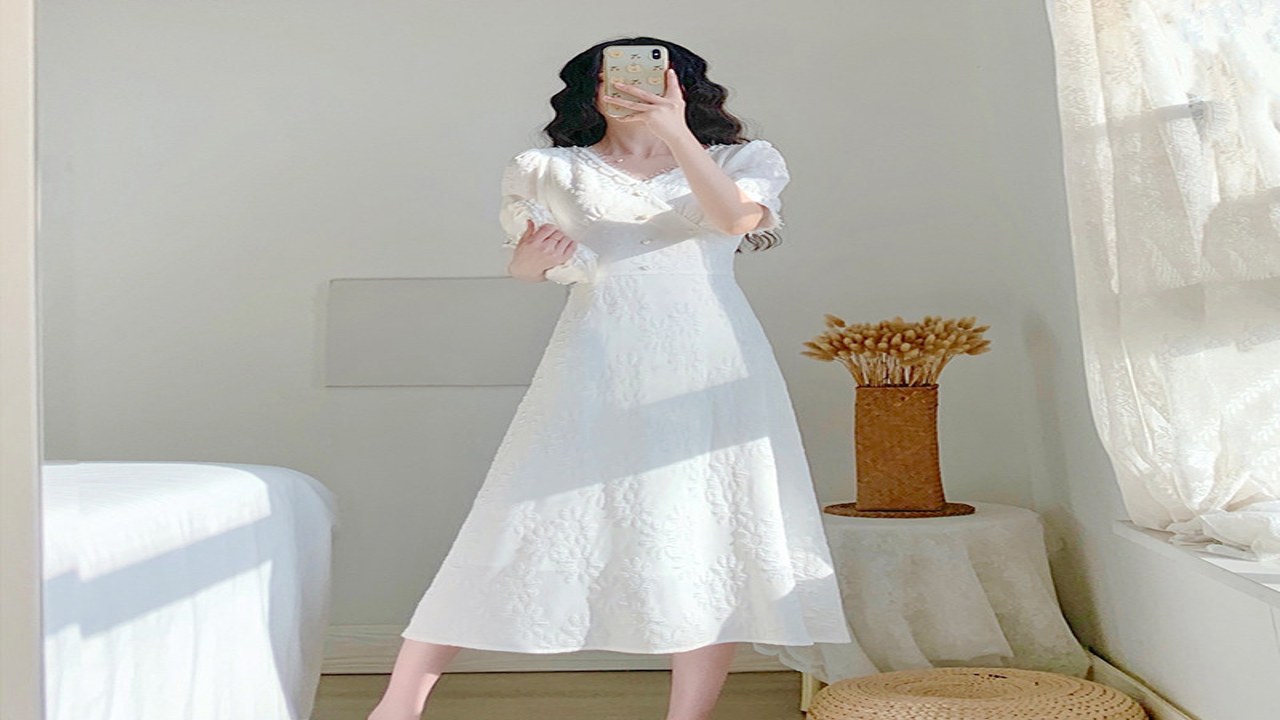 形白定制高定女装设计感小众连衣裙整体上身效果展示,展现独特剪裁与面料质感