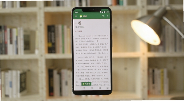 一款名为一看的安卓阅读软件界面展示,手机屏幕居中,背景为浅色书架与柔和灯光,画面干净简洁,突出阅读氛围