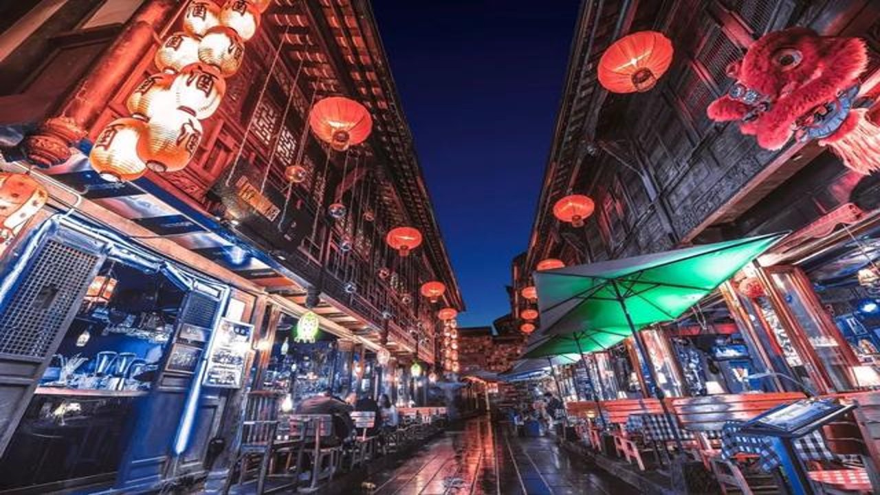 寻梦丝路夜间街景与特色小吃特写