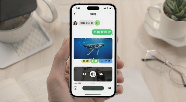 鲸看看悬浮窗播放功能演示,手机屏幕上同时显示聊天界面和小视频窗口,现代简约风格