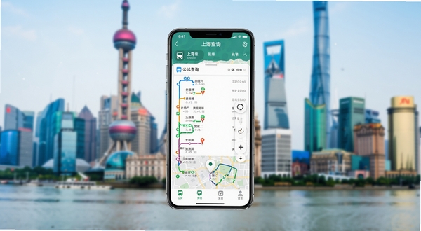 上海公交查询软件主界面概览,画面主体为一部竖屏智能手机,屏幕显示上海公交查询APP的实时线路列表与地图定位图标,背景为上海外滩天际线虚化处理,整体色调明亮清新,风格为写实UI展示图
