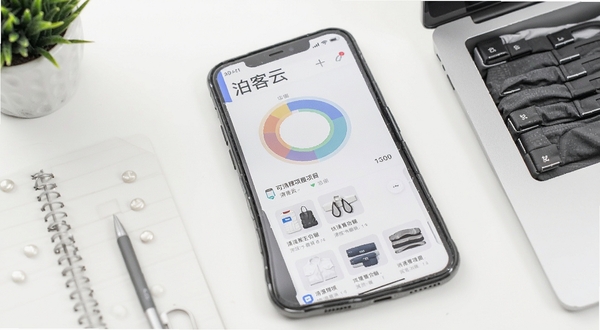 泊客云 手机空间清理界面 显示存储空间环形图表和可清理项目列表 背景为干净的白色桌面 体现整理收纳的理念