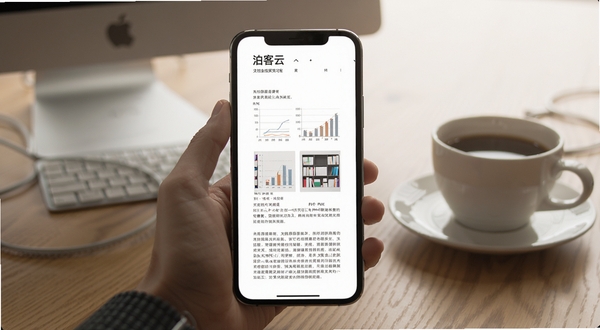 泊客云 文档在线预览功能展示 手机屏幕显示PDF文档内容 背景为办公桌和咖啡杯 体现移动办公场景