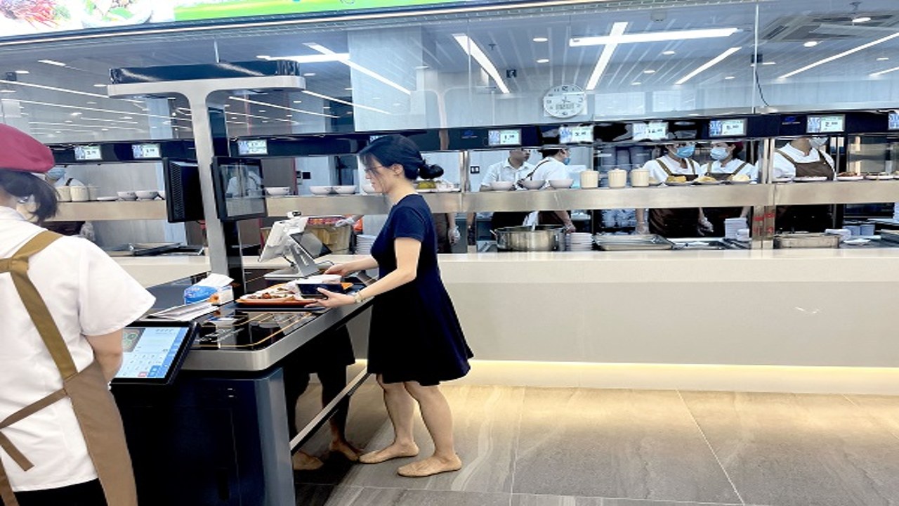 中食云创智能结算台无感支付操作现场
