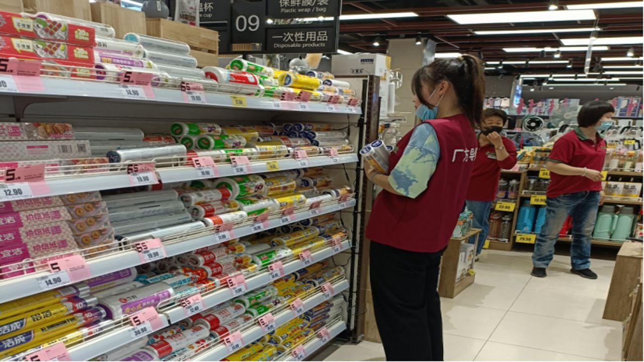 懒时便利店老板日常理货与顾客服务场景